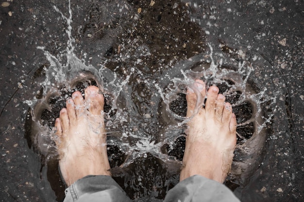 Photo low section splashing water in sea