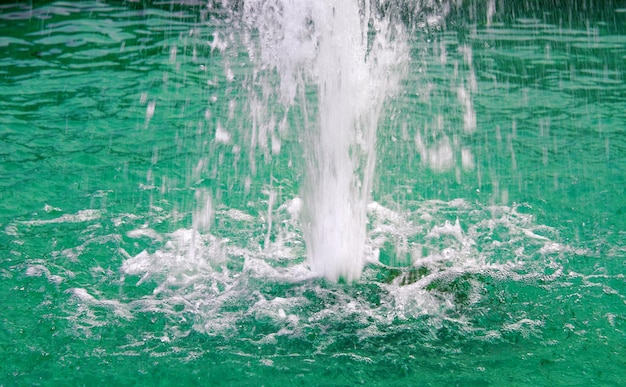 Foto sezione bassa di acqua spruzzante nella piscina