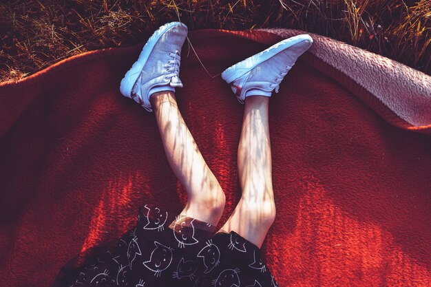 Photo low section of teenage girl outdoors