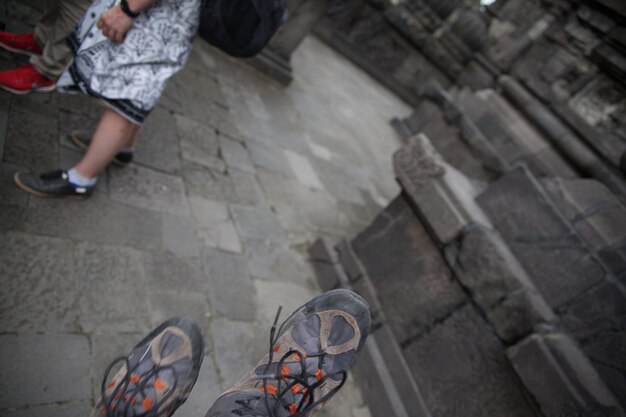 Photo low section of tourists at historic place