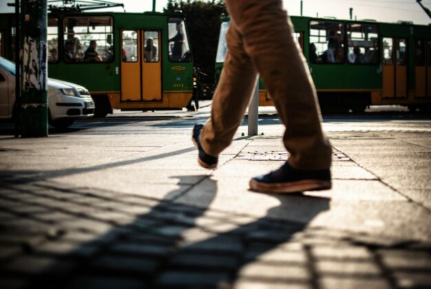 Photo low section view of person walking on sidewalk