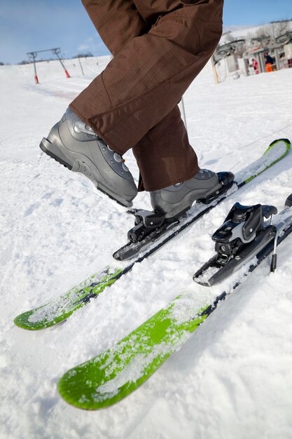 Photo low section view of woman unfastening her ski boots