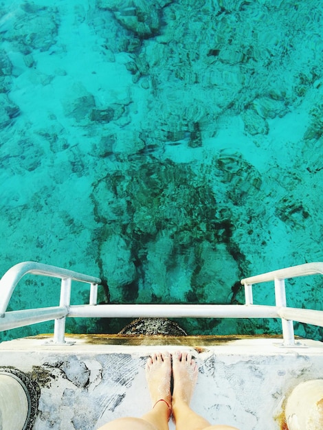 Photo low section of woman against sea