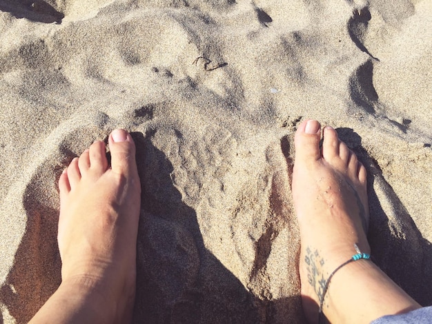 Foto sezione bassa di una donna in spiaggia