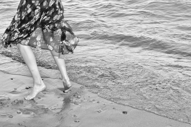 Photo low section of woman on beach