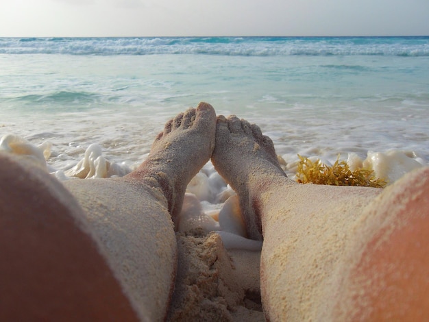 Foto sezione bassa di una donna sulla spiaggia