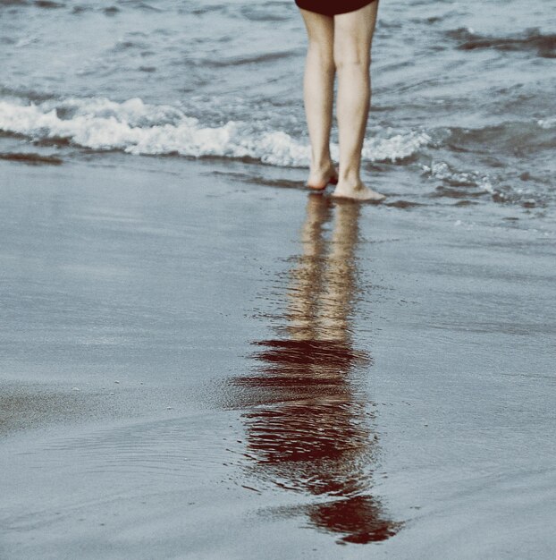 Photo low section of woman at beach