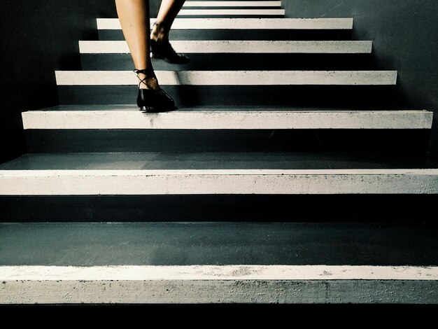 Photo low section of woman climbing steps