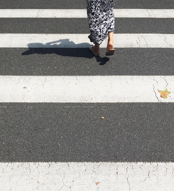 道路を横断する女性の下部