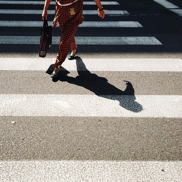 街を横断する女性の下部