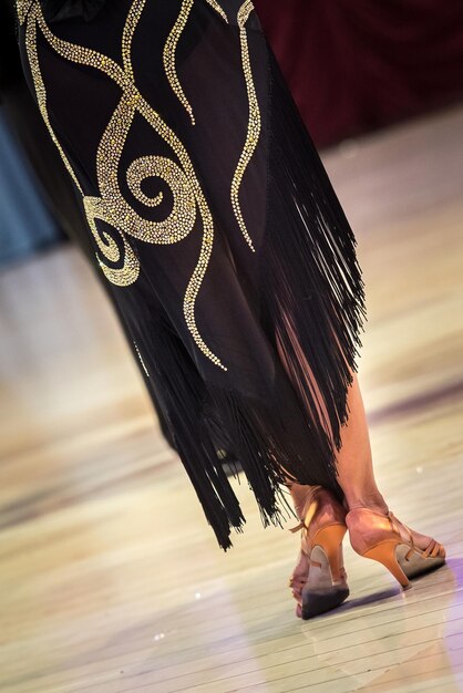 Photo low section of woman dancing on floor