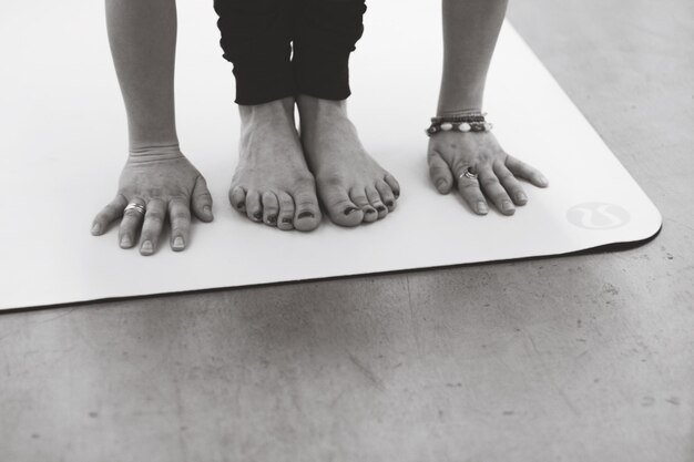 Foto sezione inferiore di una donna che si esercita sul tappetino da ginnastica