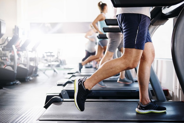 Foto sezione inferiore di una donna che si esercita in palestra