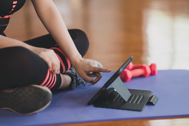 Photo low section of woman exercising in gym