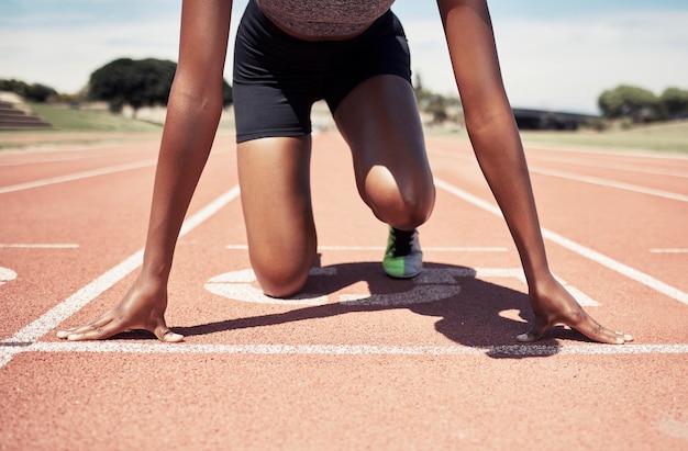 Photo low section of woman exercising on road