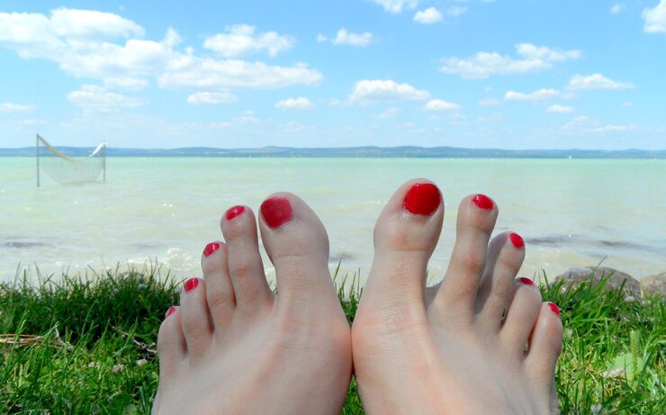 Фотография нижняя часть женских ног в море на фоне неба