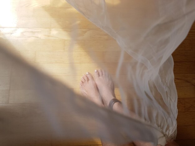 Photo low section of woman on floor