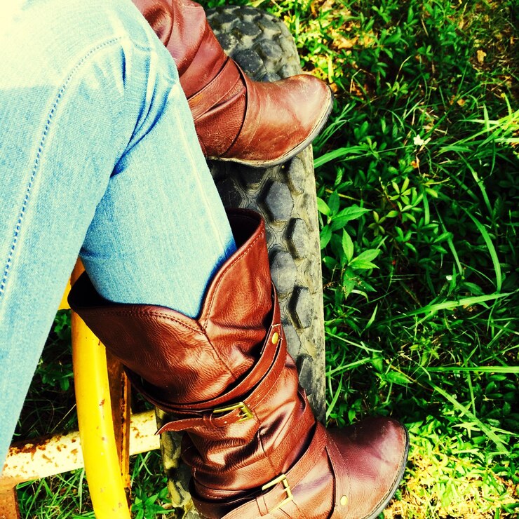 Photo low section of woman on grass outdoors