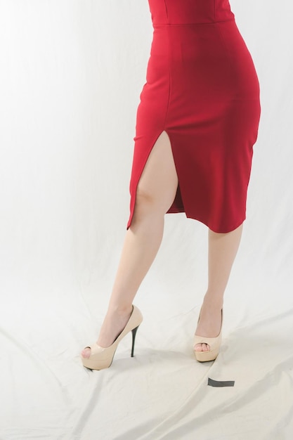 Photo low section of woman in high heels standing on fabric