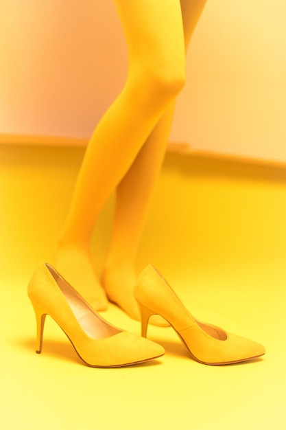 Photo low section of woman in high heels