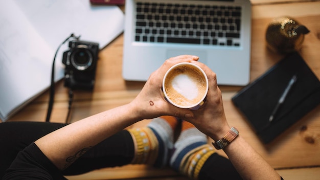 Photo low section of woman holding coffee cup