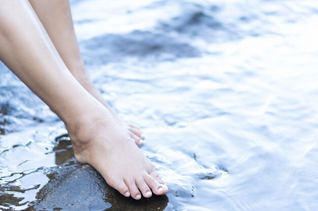 Photo low section of woman legs in water