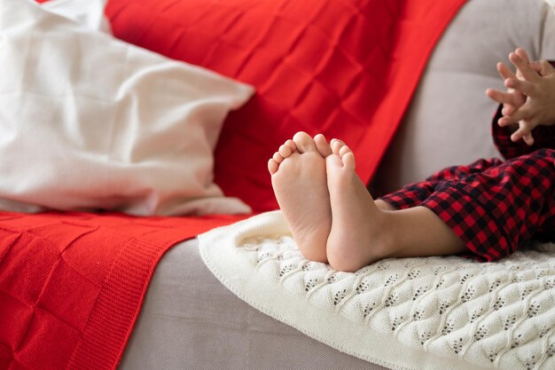 Photo low section of woman lying on bed