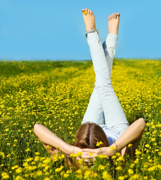 Foto sezione bassa di una donna sdraiata sul campo