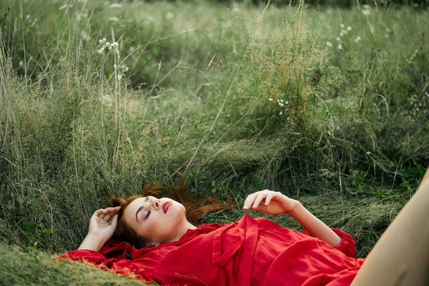 Foto sezione bassa di una donna sdraiata sul campo