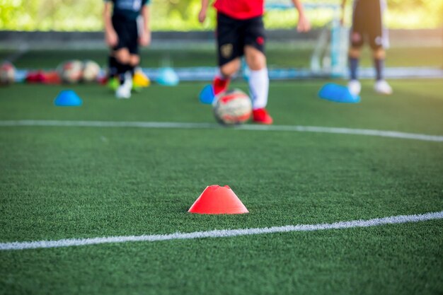 Foto sezione bassa di una donna che gioca a calcio sul campo