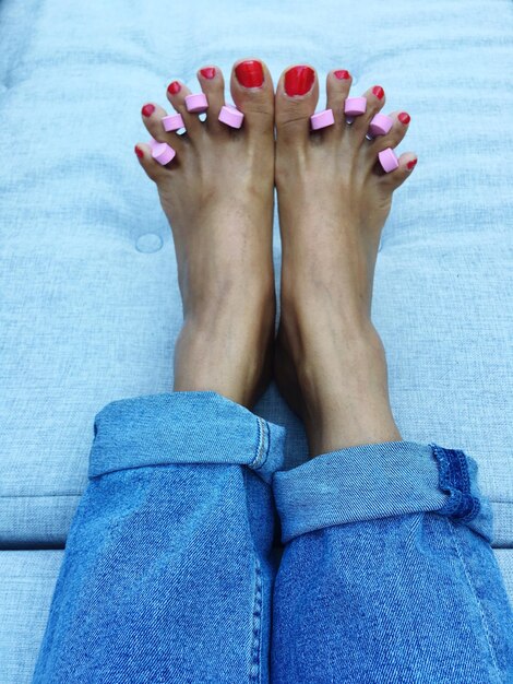 Photo low section of woman relaxing on floor