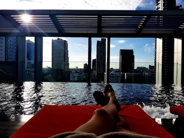 Foto sezione bassa di una donna che si rilassa in piscina