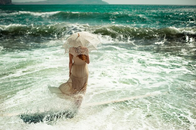 Photo low section of woman in sea