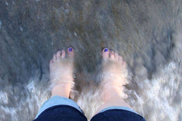 Photo low section of woman in sea