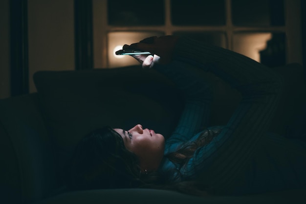 Photo low section of woman sitting on bed at home