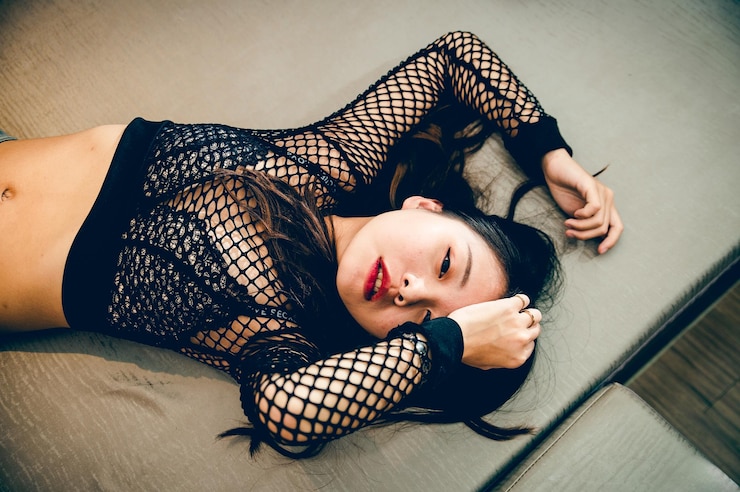 Photo low section of woman sitting on bed at home