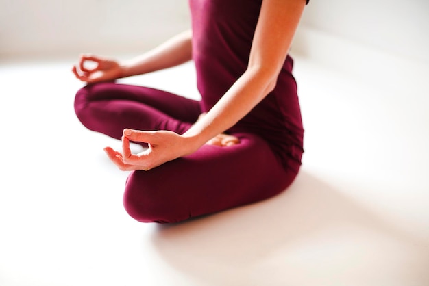 Photo low section of woman sitting on floor