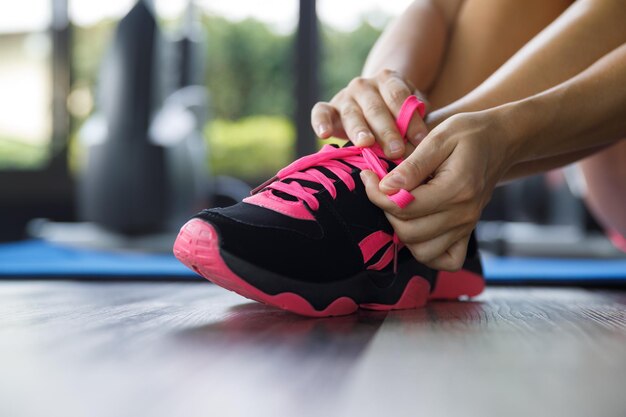 Photo low section of woman sitting on floor