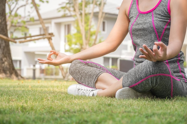 Photo low section of woman sitting on grass