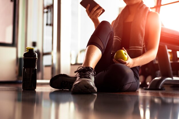 Foto sezione bassa di una donna seduta in palestra