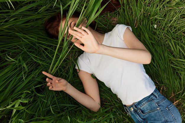 Foto sezione bassa di una donna seduta sul fieno