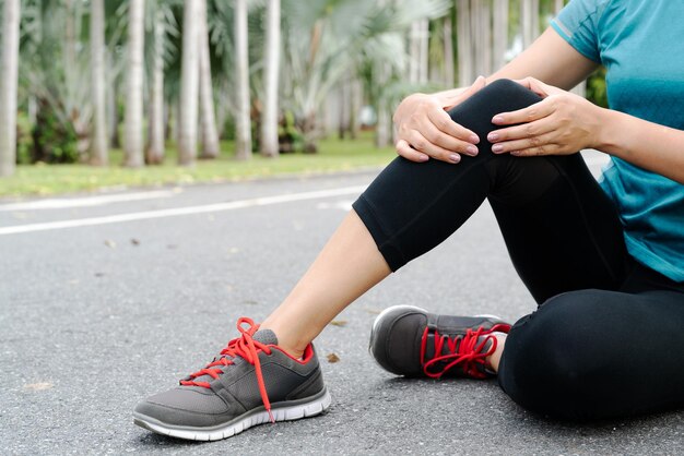 Photo low section of woman sitting outdoors