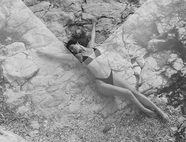 Photo low section of woman sitting on rock