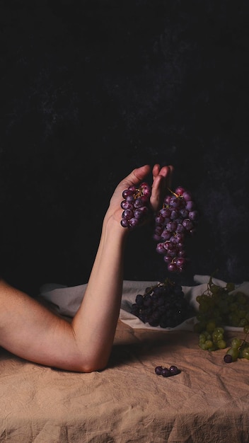 Foto sezione bassa di una donna seduta sulla sabbia di notte