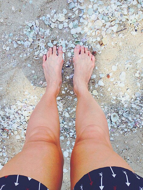 Photo low section of woman standing at beach