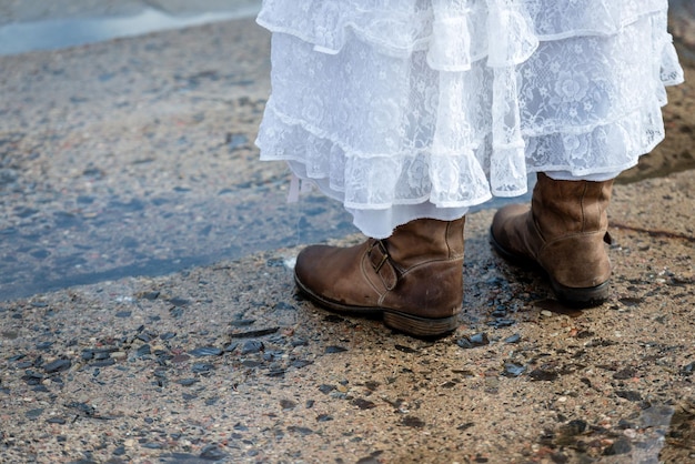 Foto sezione bassa di una donna in piedi sulla spiaggia