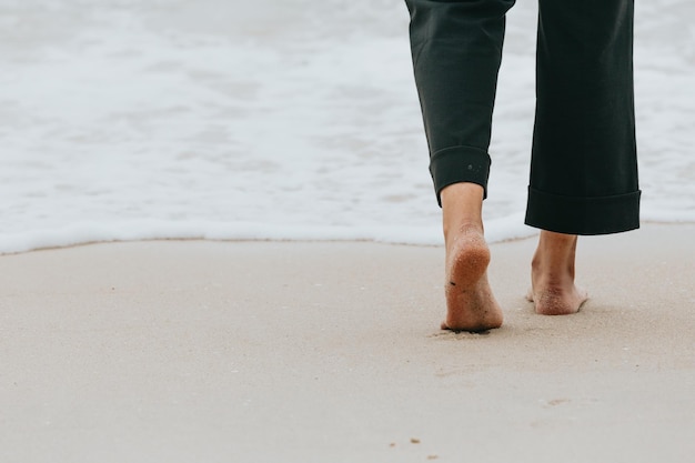 Photo low section of woman standing at beach