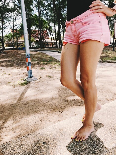 Foto sezione bassa di una donna in piedi sulla spiaggia