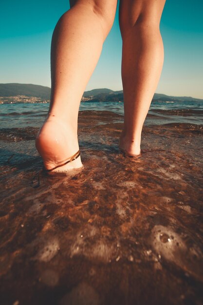 Photo low section of woman standing on beach