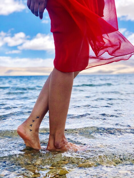 Photo low section of woman standing at beach